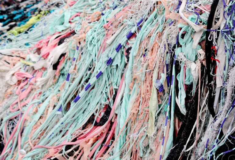 Bild för artikel Från fast-fashion till nya textilfibrer; utveckling och industriell demonstration av first-of-a-kind reningsteknik för textila fibrer från komplexa blandmaterial